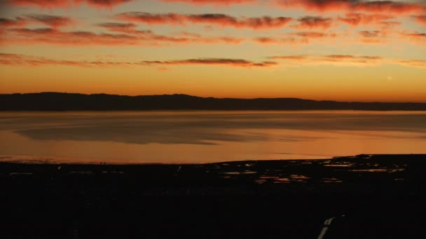 空中日落红色天空鸟瞰苍鹭海湾寻找旧金山城市和美国加利福尼亚港 — 图库视频影像