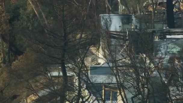 豪华隔离山坡房屋的鸟瞰在社区疏散后烧毁的地面加州美国后 — 图库视频影像