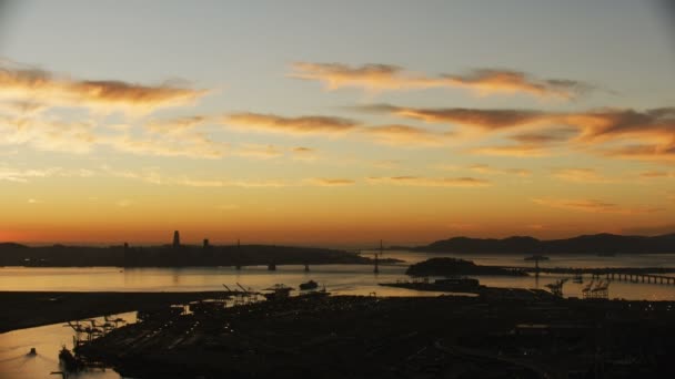 Auringonlasku San Franciscon Kaupungin Oakland Bay Bridge Oakland Port Docks — kuvapankkivideo