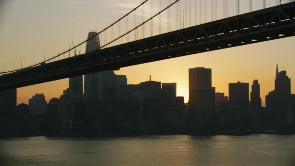 Vista Aérea Atardecer Del Tráfico Vehicular Del Puente Vial Oakland — Vídeos de Stock