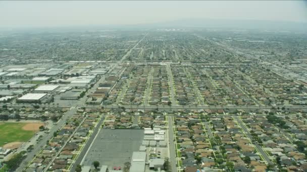 米国カリフォルニア半島の範囲として知られている堆積域ラ流域内にある郊外ロサンゼルスの商業および住宅の特性の航空写真 — ストック動画