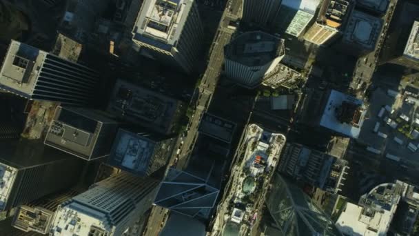 ダウンタウンの金融街シティ車道路湾埠頭サンフランシスコ太平洋カリフォルニア米国のオフィスの高層ビルを構築のオーバーヘッド垂直空撮 — ストック動画