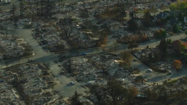 極端な干ばつ破壊的な自然災害カリフォルニア アメリカ後破壊野火によって焼失郷現代家の空撮 — ストック動画