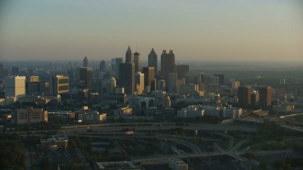 Atlanta Noviembre 2017 Vista Aérea Amanecer Los Rascacielos Neblina Mercedes — Vídeos de Stock