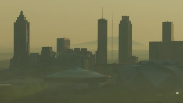 Atlanta Noviembre 2017 Aerial Sunrise View City Haze Rascacielos Mercedes — Vídeo de stock