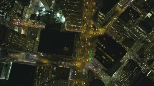 空中オーバーヘッド垂直夜照らされた繁華街車両道路屋上建物オフィス高層ビル サンフランシスコ太平洋カリフォルニア アメリカのビュー — ストック動画