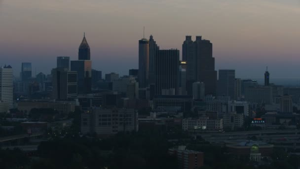 ダウンタウン高速道路トラフィック アトランタ中央ビジネス地区都市高層ビルの南部ジョージア州のアトランタ 2017年 照らされた空中サンライズ ビュー — ストック動画