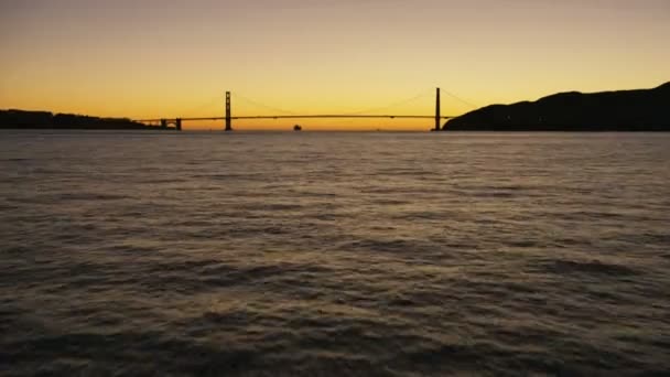 金门公路交通桥马林岬海岸线旧金山湾太平洋加利福尼亚美国的空中日落视图 — 图库视频影像