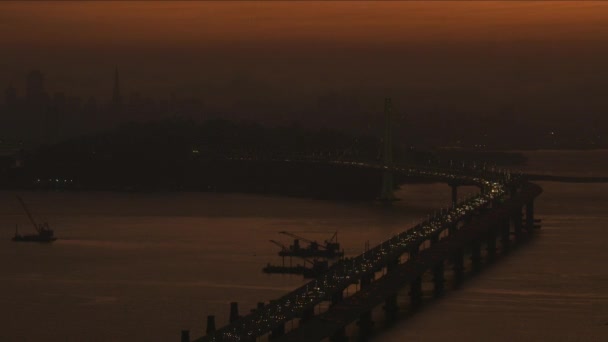 Vista Aérea Iluminada Pôr Sol Estrada Oakland Bay Pedágio Bridge — Vídeo de Stock