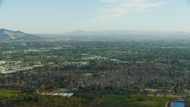 空中景观观的家园保存和其他烧毁野火现代家庭烧毁地面一个自然灾害加利福尼亚美国 — 图库视频影像