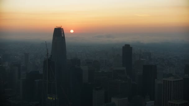 Salesforce タワー高層ビル都市景観エンバカデロ金融ビジネス地区 サンフランシスコ湾太平洋カリフォルニア アメリカのトップの建設の空中日没シティー ビュー — ストック動画
