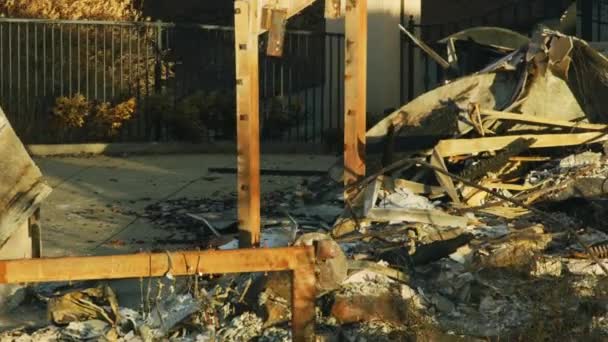 余波カリフォルニア ソノマ アメリカのコミュニティの避難後丘の中腹の分離された高級住宅の空撮が全焼 — ストック動画