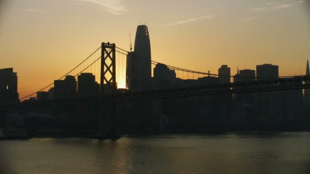 旧金山 2017年11月 空中日落城市看法海湾桥梁 Salesforce 塔摩天大楼建筑恩巴克德罗金融商业区旧金山海湾加利福尼亚美国 — 图库视频影像