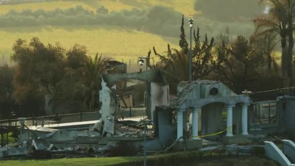 山坡野火破坏的鸟瞰图损坏的豪华物业烧毁后 在美国加利福尼亚的自然灾害的土地 — 图库视频影像