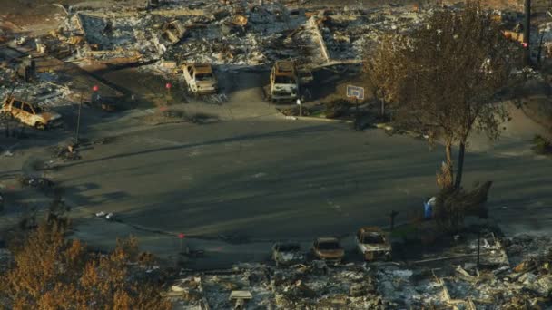 Aerial Liggande Egendom Sparad Och Andra Förstördes Wildfire Moderna Hem — Stockvideo