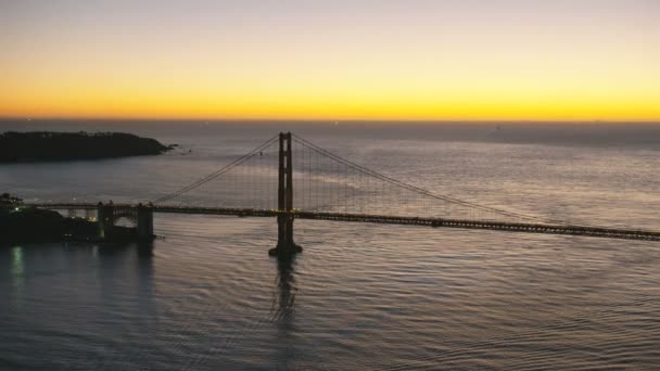 Solnedgången Flygfoto Över Golden Gate Road Traffic Bridge Marin Headlands — Stockvideo