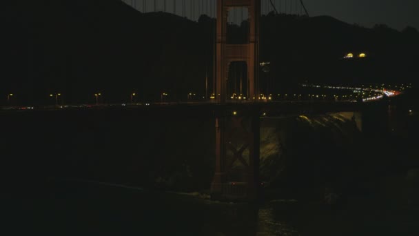 Vista Nocturna Iluminada Aérea Del Art Deco Golden Gate Puente — Vídeos de Stock