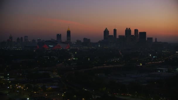 Atlanta November 2017 Luftbeleuchteter Hochhausblick Bei Aufgang Des Mercedes Benz — Stockvideo