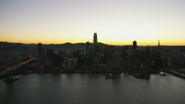 Hava Gece Işıklı Manzaralı Gökdelenlerin San Francisco Oakland Defne Köprü — Stok video