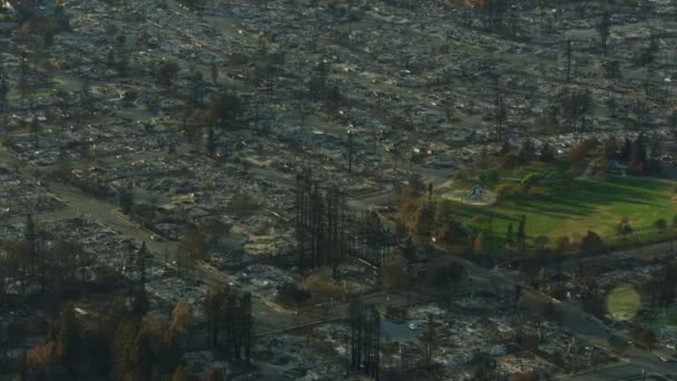 Aerial Liggande Landsbygdssamhället Moderna Hem Brann Ner Destruktiv Naturkatastrof Sonoma — Stockvideo