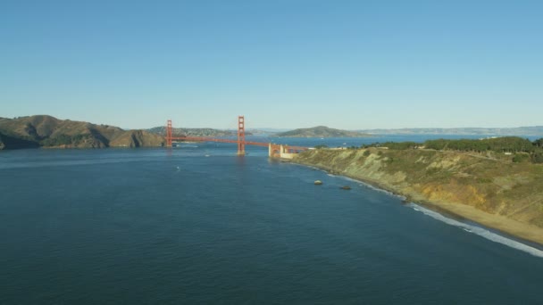 金门公路交通桥梁美国101要塞区马绍尔群岛海滩马林岬海岸线旧金山太平洋加利福尼亚美国的空中阳光观 — 图库视频影像