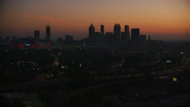 Atlanta Listopad 2017 Letecké Osvětlené Mrakodrap Pohled Úsvitu Mercedes Benz — Stock video
