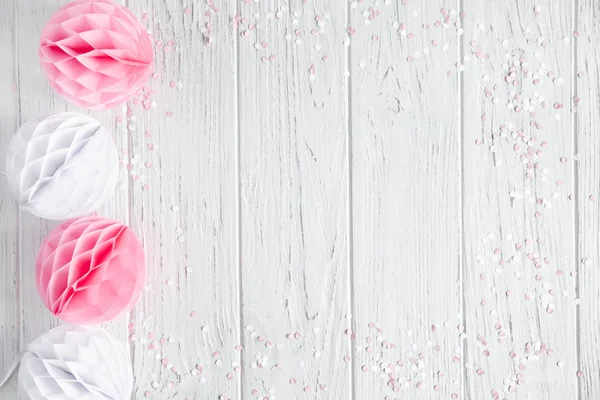 Fondo de madera con decoraciones de papel para una fiesta. El marco para la tarjeta de felicitación, la invitación a la velada, la boda. Vista desde arriba — Foto de Stock