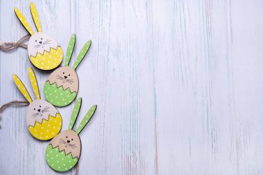 Paskalya kartı için ahşap arka plan, içinde tavşan ve yumurta olan fotokopi alanı. Mutlu Paskalyalar