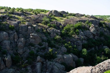 Yazın dağ manzarası. Sırt çantasıyla dağlara seyahat ediyor. Güzel manzara