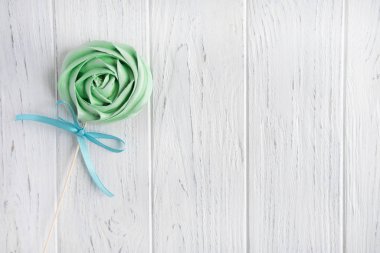 Çubuğun üzerinde şekerleme yakın çekim. Doğum için bebek geçmişi. Çocuk kıyafetleri ve oyuncakçılarda indirim. Çocuklar için şekerleme. Çubukta şeker olan hafif bir arkaplan