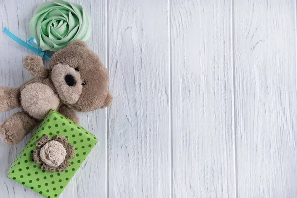 Kutlamalı ve beyaz arka planda oyuncak ayılı tebrik pankartımızın tasarımı. Childs 'ın doğum günü. Doğum günü tebrik kartı çerçevesi. Satış ve hediyeler, mağaza promosyonları.