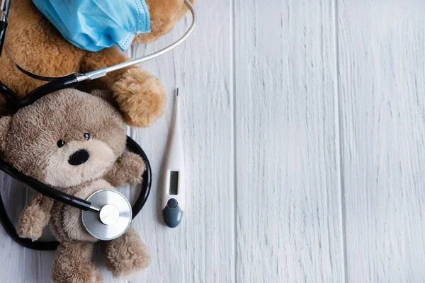 Çocuklardaki viral hastalıkların kavramsal geçmişi. Sıcaklık, burun akışı, grip, koronovirüs. Virüslerin tedavisi için çocuk kliniği. Virüs maskeli oyuncak ayı. Pediyatri Kliniği