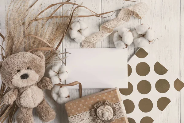 Dry flowers spikelets with a gift box on a light wooden background with a place for inscription. Frame for greeting card, greeting banner with dry flowers. Background with flowers — Stock fotografie