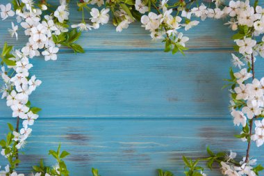 Yazı için bahar çerçevesi. Bahar promosyonu için pankart tasarımı. Ahşap arka planda beyaz kiraz çiçekleri ve yazıtlar için bir yer..