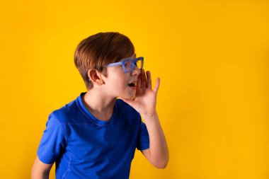 9 yaşında bir çocuk turuncu arka plandaki birini ziyaret ediyor. Terfi için arkaplan