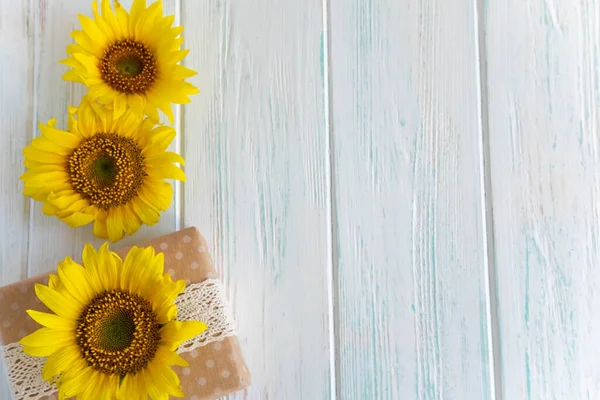 Hintergrund Mit Sonnenblumen Auf Weißem Holzhintergrund Mit Geschenkbox Entwurf Für — Stockfoto