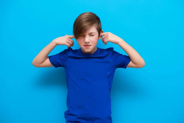 Neposlouchám Emoce Devítiletého Chlapce Který Zakrýval Uši Prsty Vtipálek — Stock fotografie