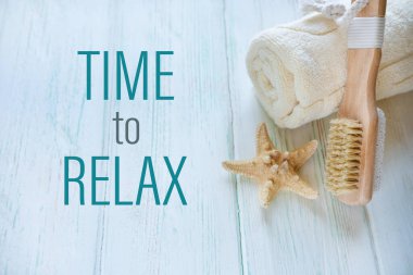 Rahatlama zamanı. Masaj fırçası, havlu ve deniz yıldızlı spa kartı..