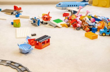 Kremenchuk, Ukrayna: 16 Şubat 2020 - Yerde, demiryolunda ve legoda oyuncaklar