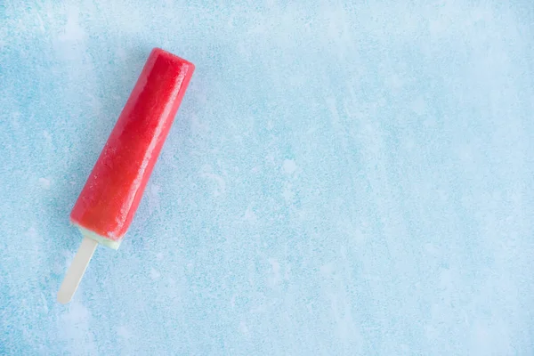 Πλαίσιο για κείμενο με παγωτό. Παγωτό-παγωτό ροζ χρώμα σε μπλε φόντο. Καλοκαίρι, χαρά, γλυκά. Θερινά επιδόρπια με μια θέση για μια επιγραφή. Παγωτό φόντο — Φωτογραφία Αρχείου