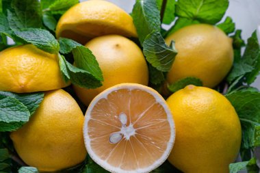 İkiye bölünmüş naneli limonlar. C vitaminli meyveler vitamin bağışıklığını arttırıyor.