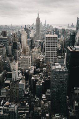 Manhattan, New York City, ABD sokaklarında gökdelenleri ve şehir binaları olan inanılmaz New York mimarisi.