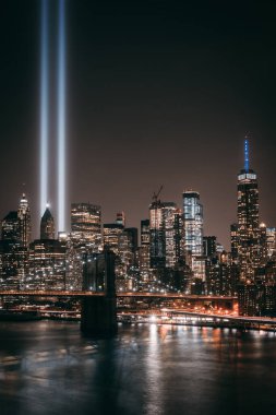 Brooklyn Köprüsü ve Manhattan Köprüsü gece silueti Manhattan, New York, ABD