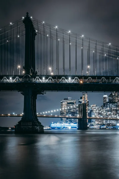 纽约市的夜景曼哈顿天际线全景与布鲁克林大桥和曼哈顿的曼哈顿大桥 美国纽约 — 图库照片