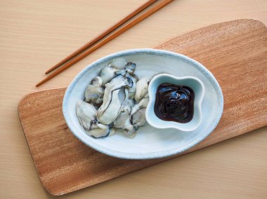 Taze deniz ürünleri istiridye ve istiridye sosu.