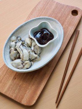 Taze deniz ürünleri istiridye ve istiridye sosu.