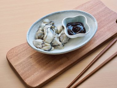 Taze deniz ürünleri istiridye ve istiridye sosu.