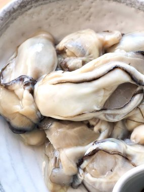 Taze deniz ürünleri istiridye ve istiridye sosu.