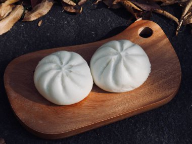 Asya yemekleri buğulanmış çörek ve düşmüş yapraklar.