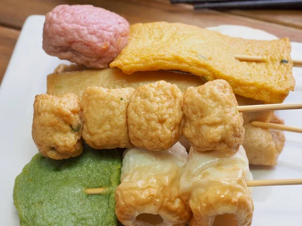 アジア料理の魚のケーキ 魚のペースト Eomuk Odeng Kkochieomukと醤油 — ストック写真